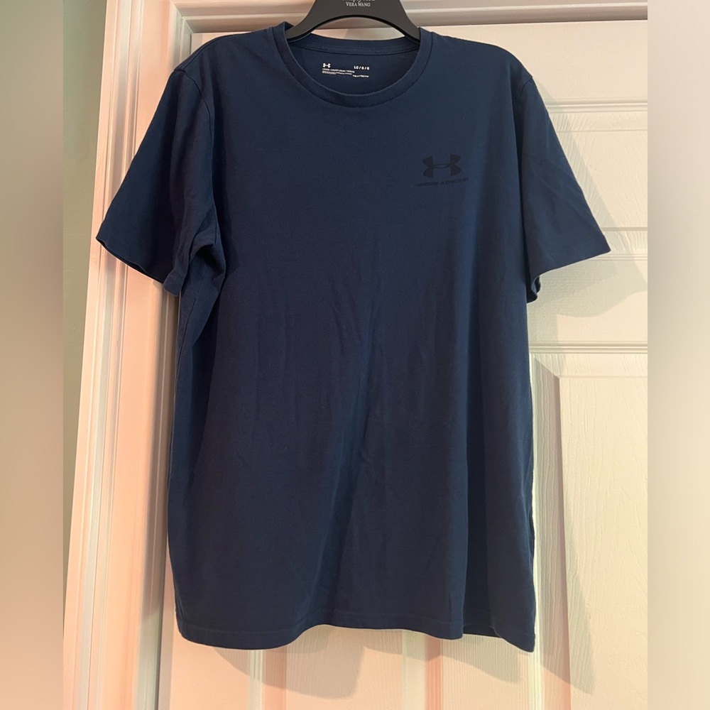 Under Armor mens sport style tee.  Size large.
Color Academy Blue